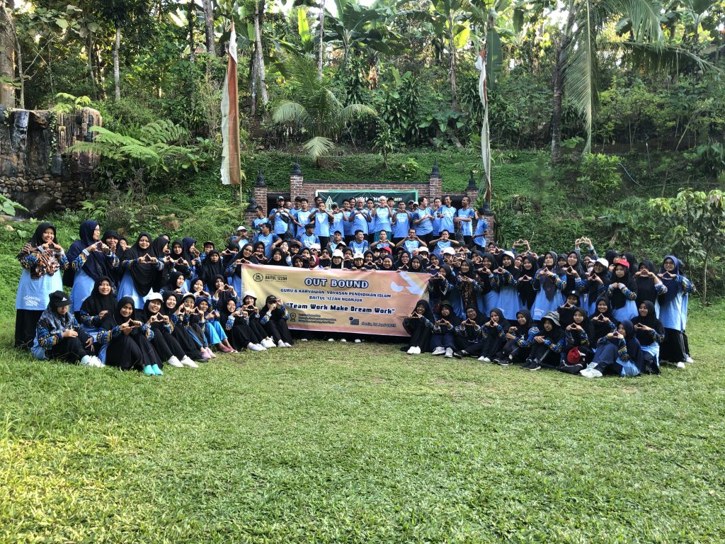 Kegiatan Outbound Yayasan Pendidikan Islam Baitul Izzah di Asriloka Wonosalam