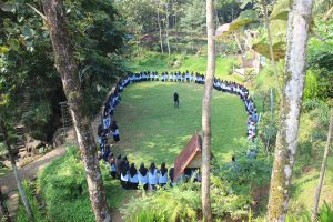 Kegiatan Outbound Yayasan Pendidikan Islam Baitul Izzah di Asriloka Wonosalam